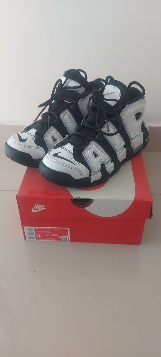 Pantofi sport Nike Uptempo marime 38.5