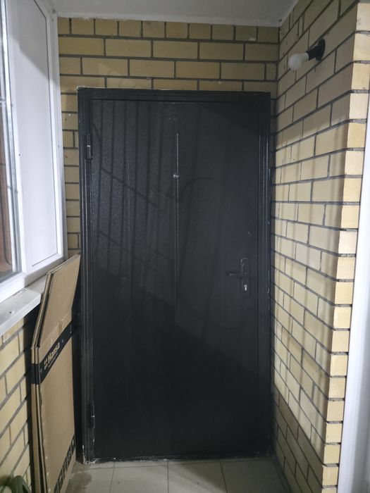 Продам входную дверь от застройщика 
Размер: ширина 90 см.