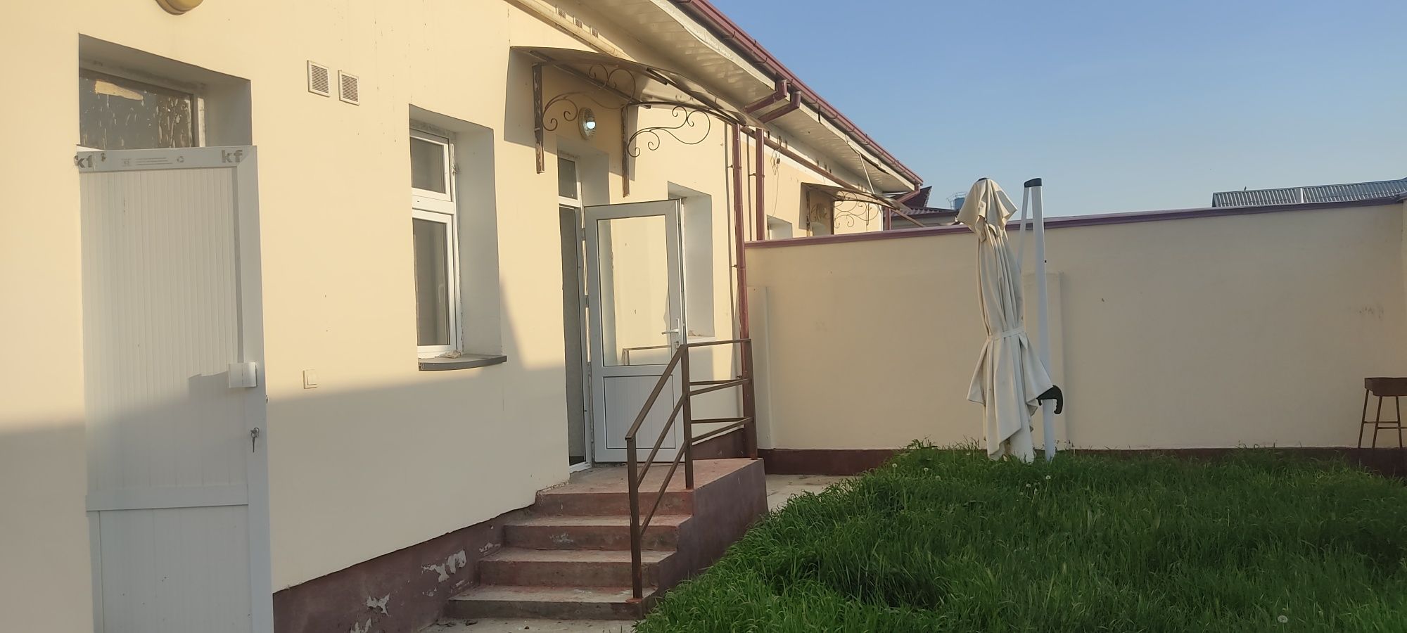 Гулистон шахрида 2 сотихли намунали намунали уй срочно сотилади