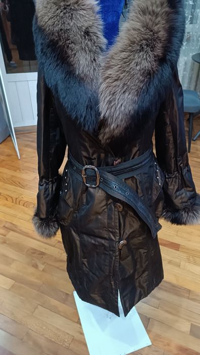 Тепловое плащ польто с воротником чернобурки.