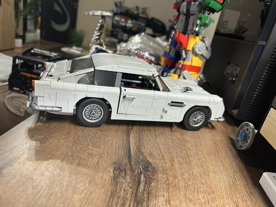 Продавам модел на Aston Martin James Bond 007