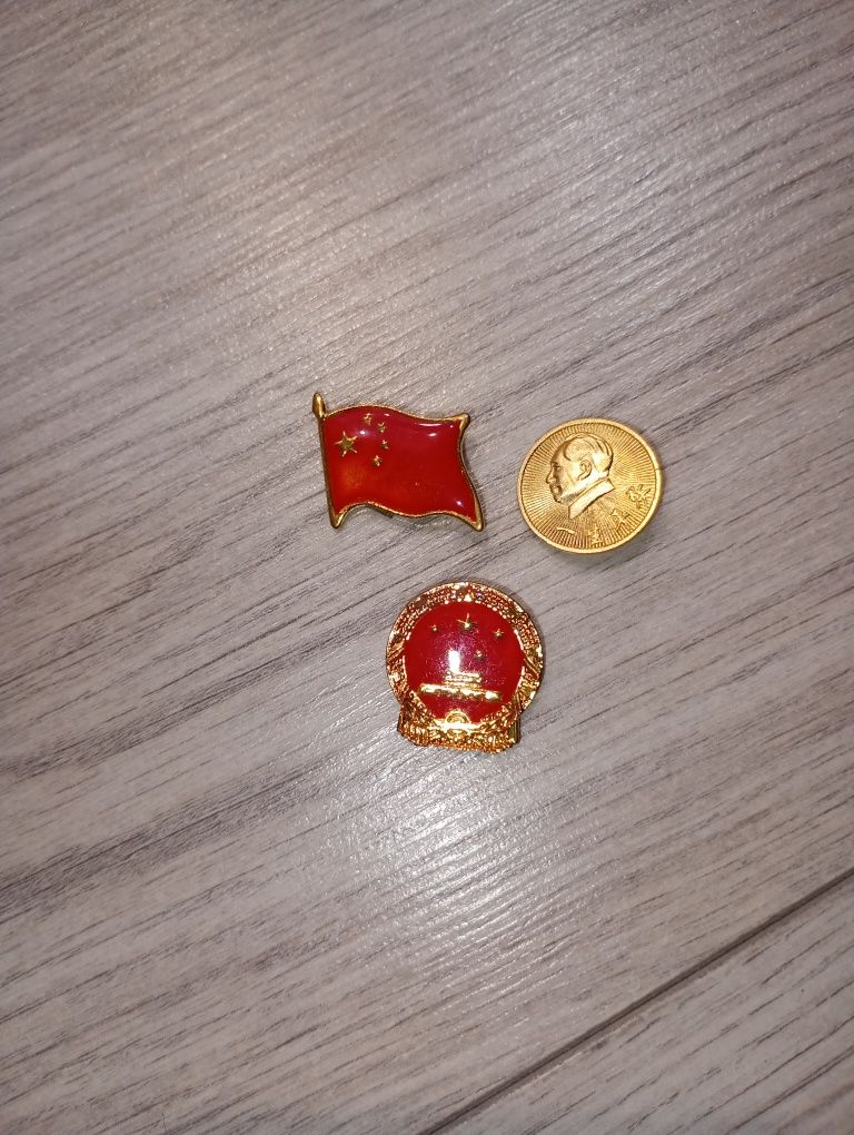 Продаются значки и монета