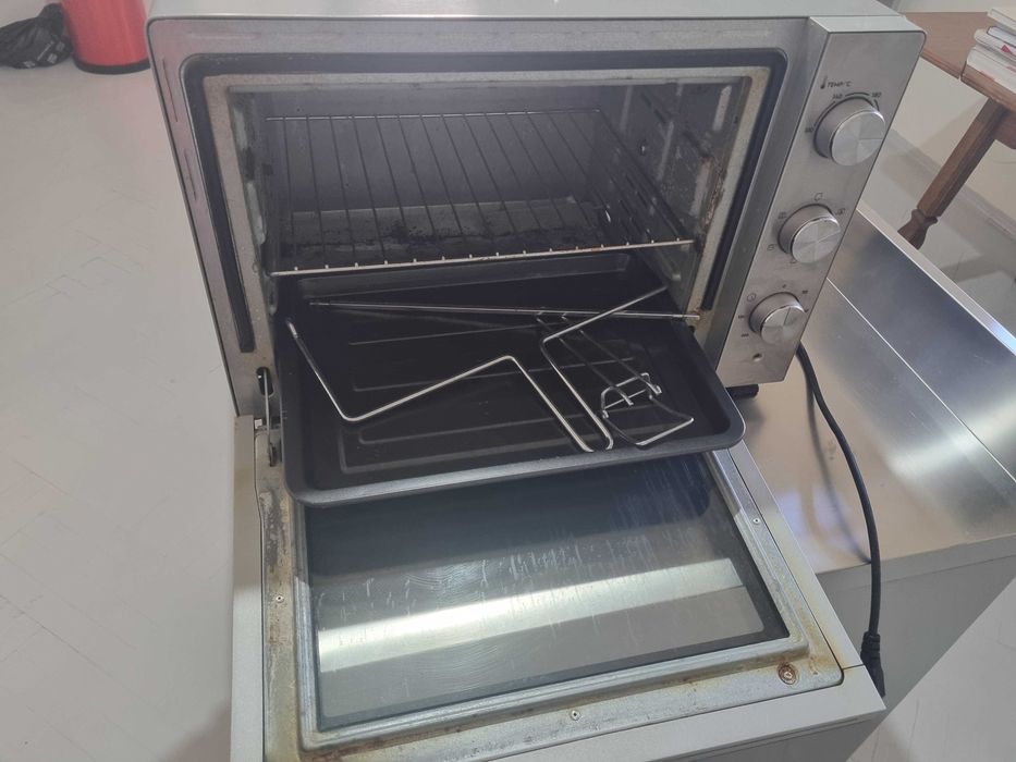 Cuptor Electrolux  dimensiune mica ideal studenti.