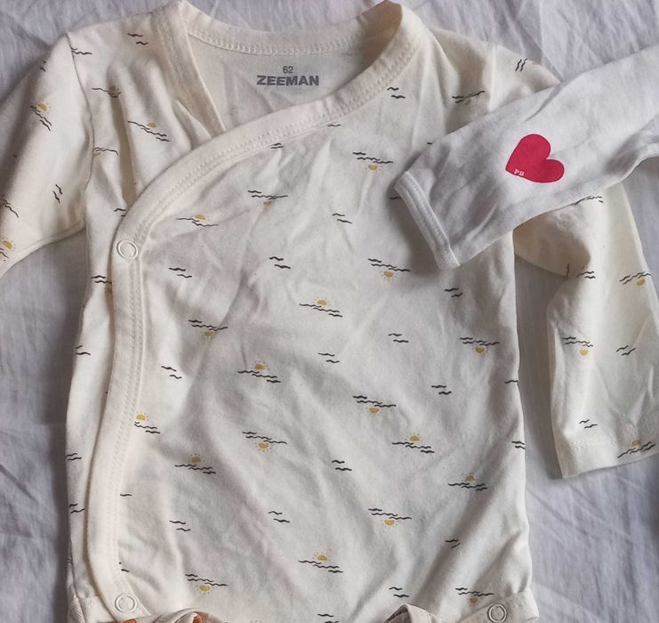 Дрехи нови за бебе и спален комплект и завивка