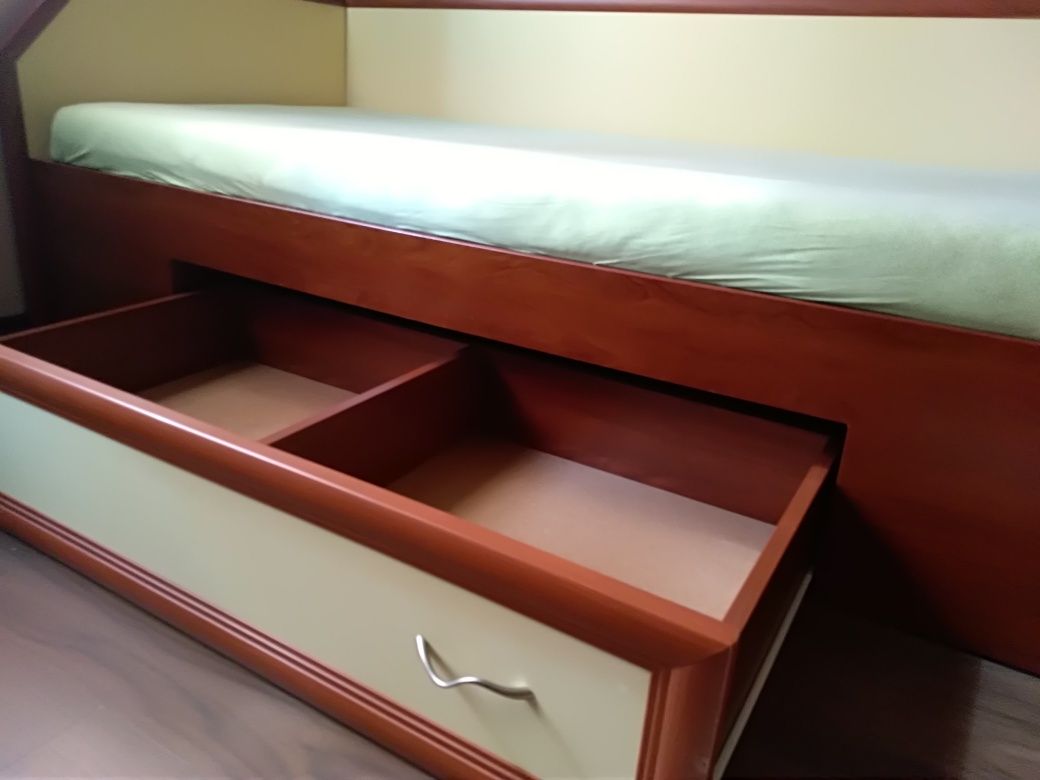 Легло, матрак и гардероб