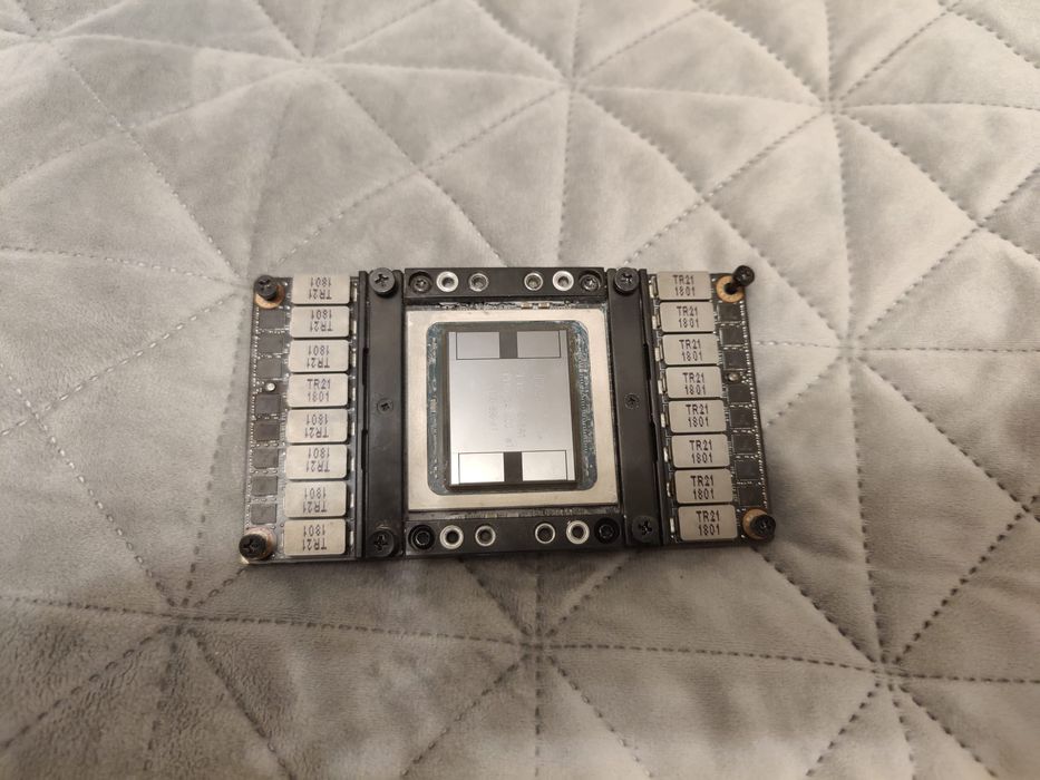 Accelerator grafic Tesla v100 32gb utilizat