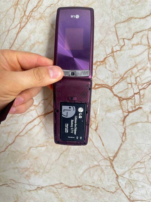 Сотовый телефон LG KF300