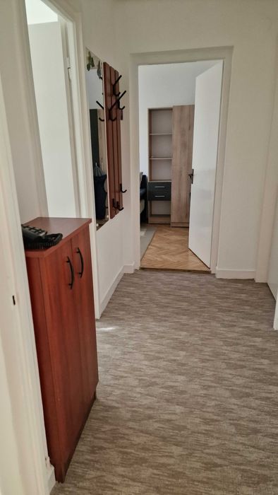 Inchiriez apartament cu trei camere, complet renovata, zona cornisa.