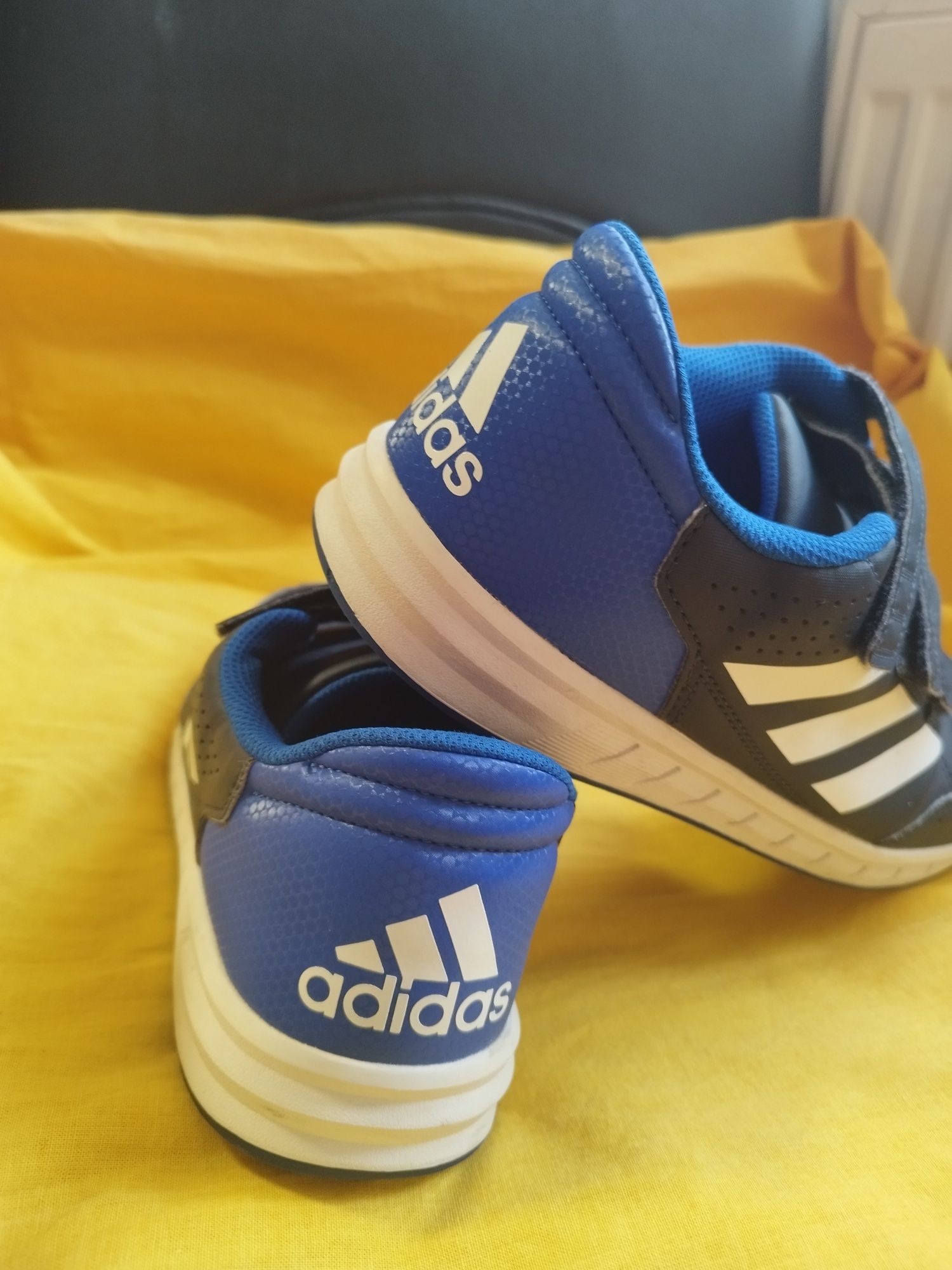 Adidas băieți mărimea 38