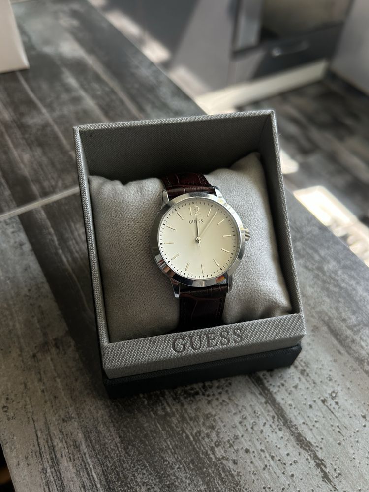 Часовник Guess.