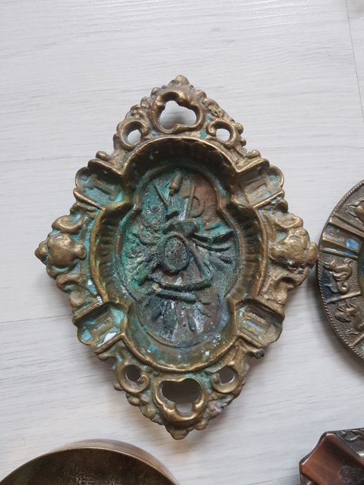 Scrumieră din metal cu vulturi