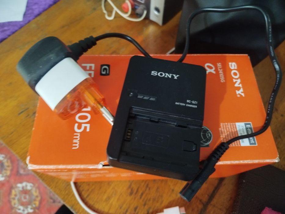 Sony Fz100 оригинал 2 та батарейкалар+ оригинал зарядник сотилади