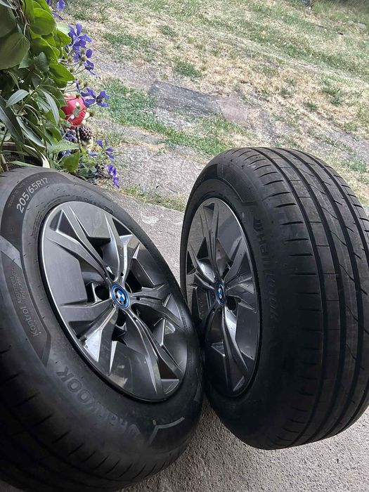 Оригинални лети джанти с чисто нови гуми за BMW IX1 и IX2.