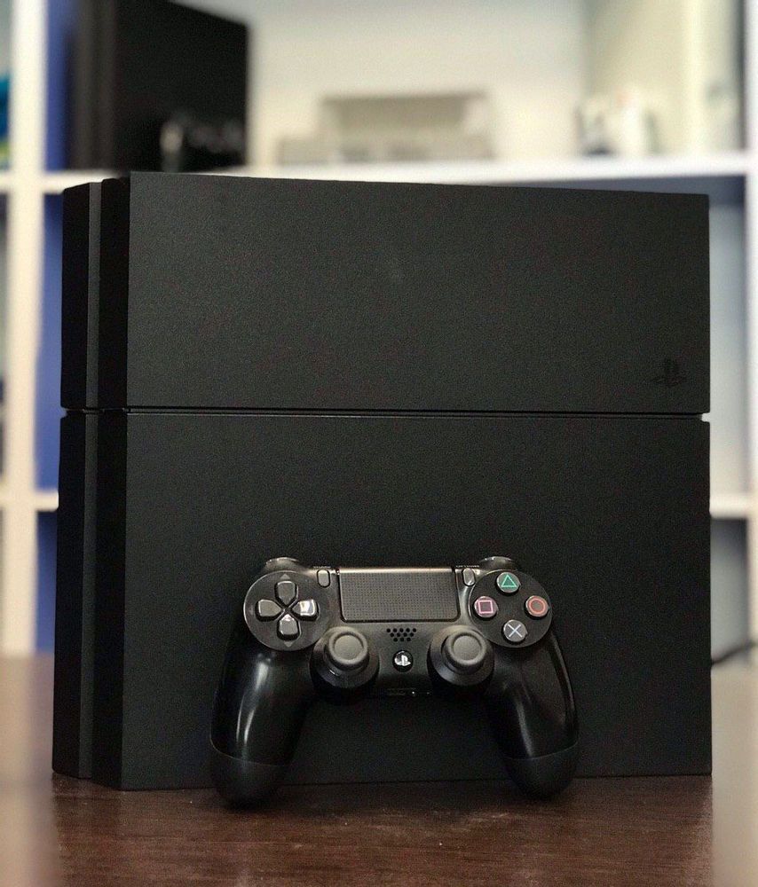 PlayStation 4 500GB PS4 прошитый с новинками играми в идеале