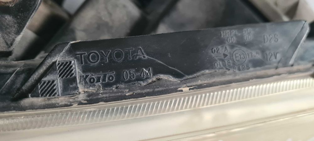 Фарове Toyota Avensis 2004г.