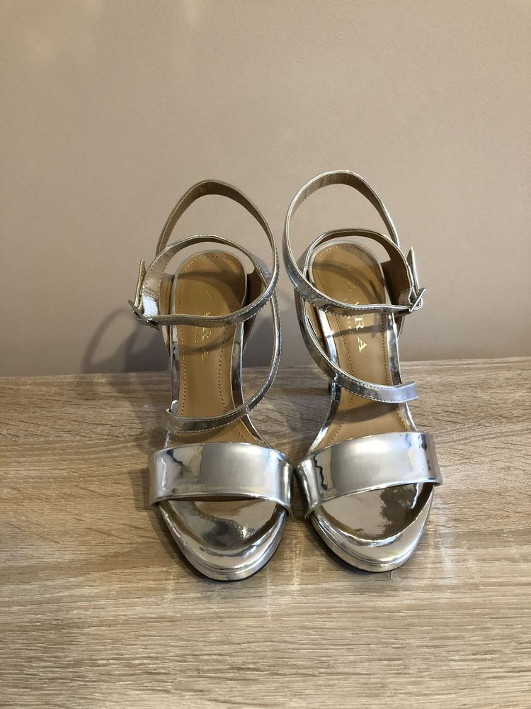 Сребристи сандали на висок ток Zara
