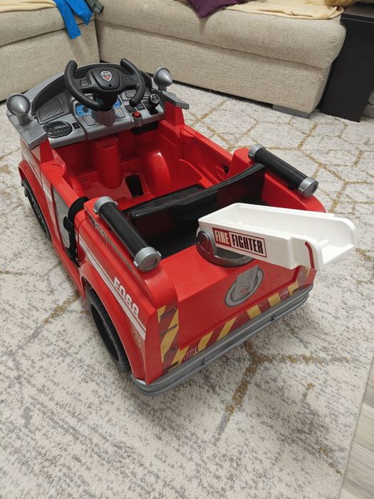 Vând mașina electrică de pompieri aproape noua