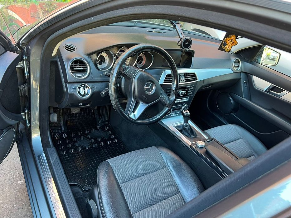 Vând Mercedes Benz C-Class
