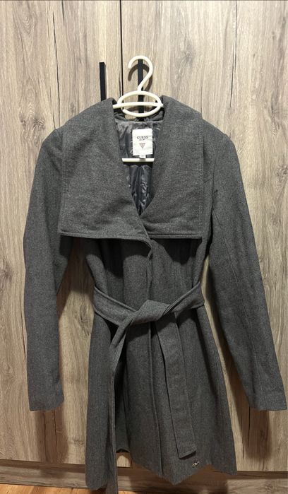 Сиво палто на Guess
