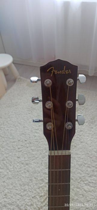Vând chitara acoustica