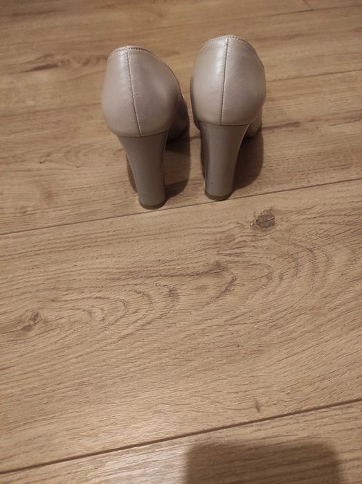 Бежови обувки на висок ток, 34 номер