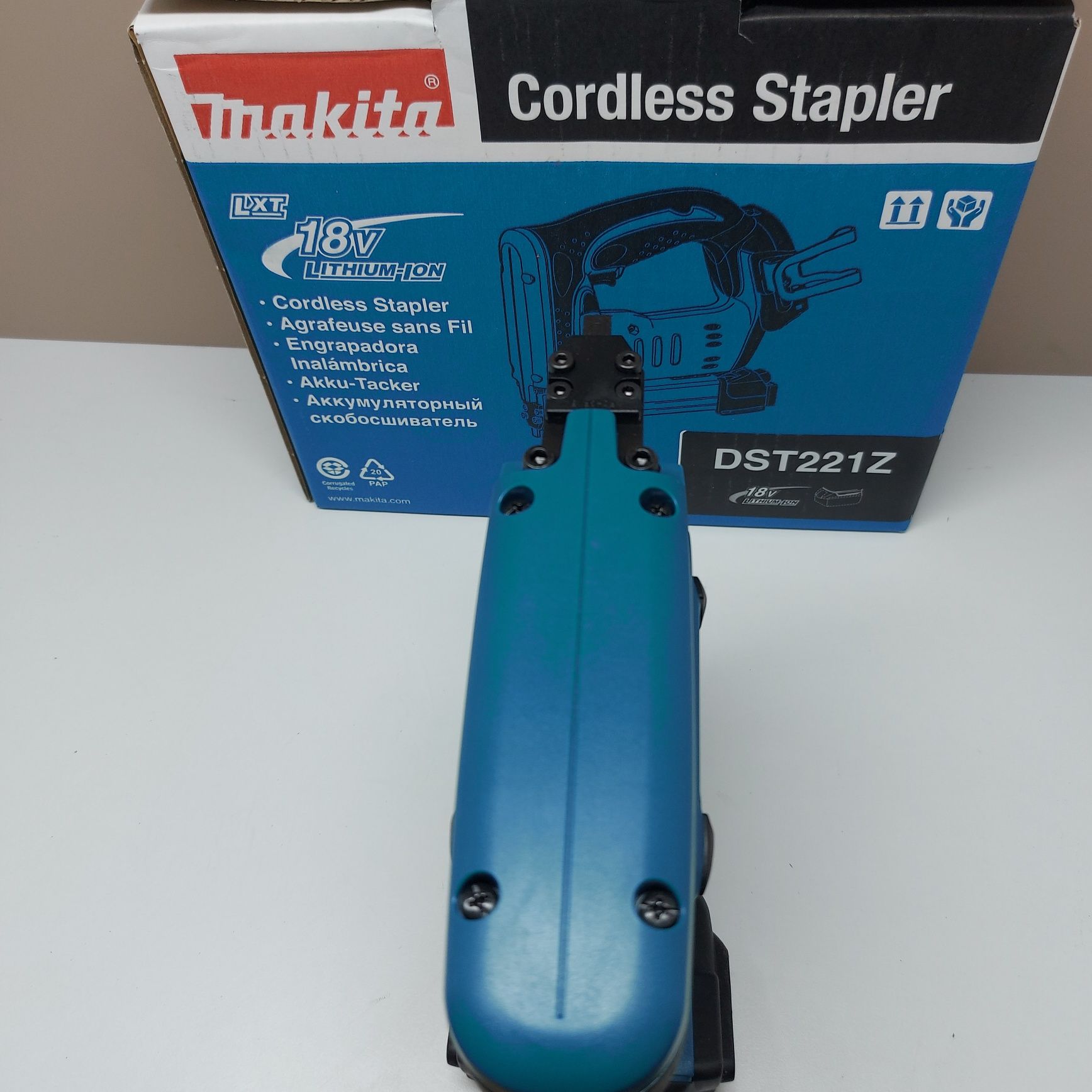 ПРОМОЦИЯ.Акумулаторен такер Makita DST221