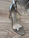 Обувки с висок ток Guess