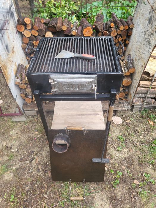 Grătar robust împreună cu suport
