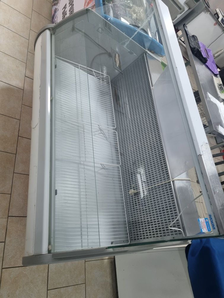 Продам витрину холодильник минусов в хорошем рабочем состоянии