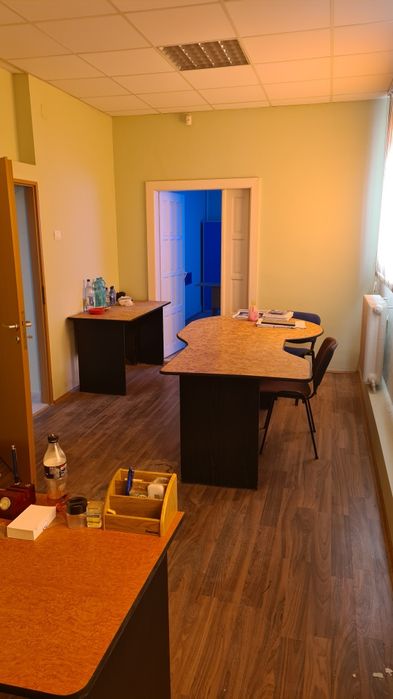 Birouri la etaj si productie la parter