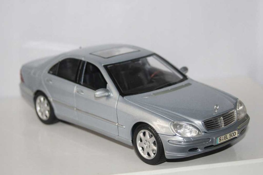 1:18 Mercedes-Benz S500 (W220) blue metallic.