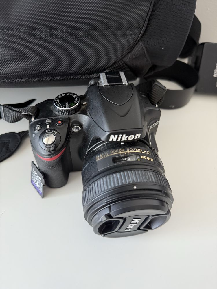 Aparat DSLR Nikon D3200 + 2 obiective: 50mm si 55-200mm + trepied