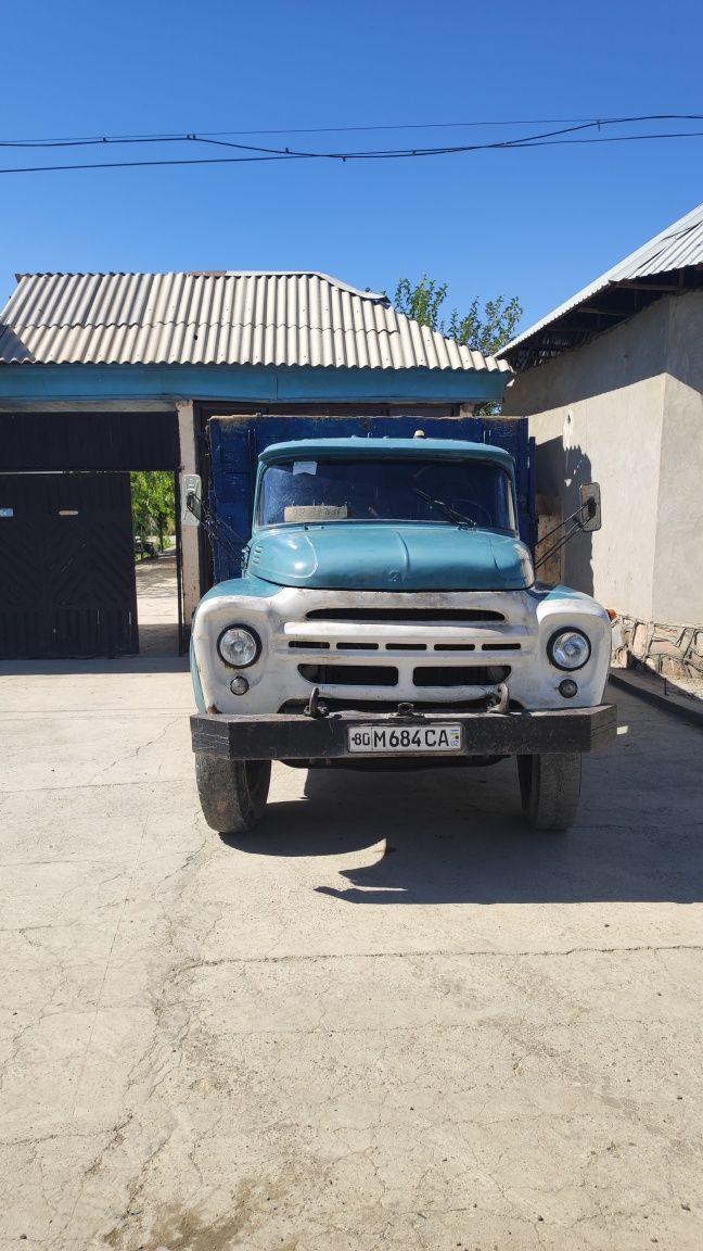 Zil-138 gaz va benzinga yuradi