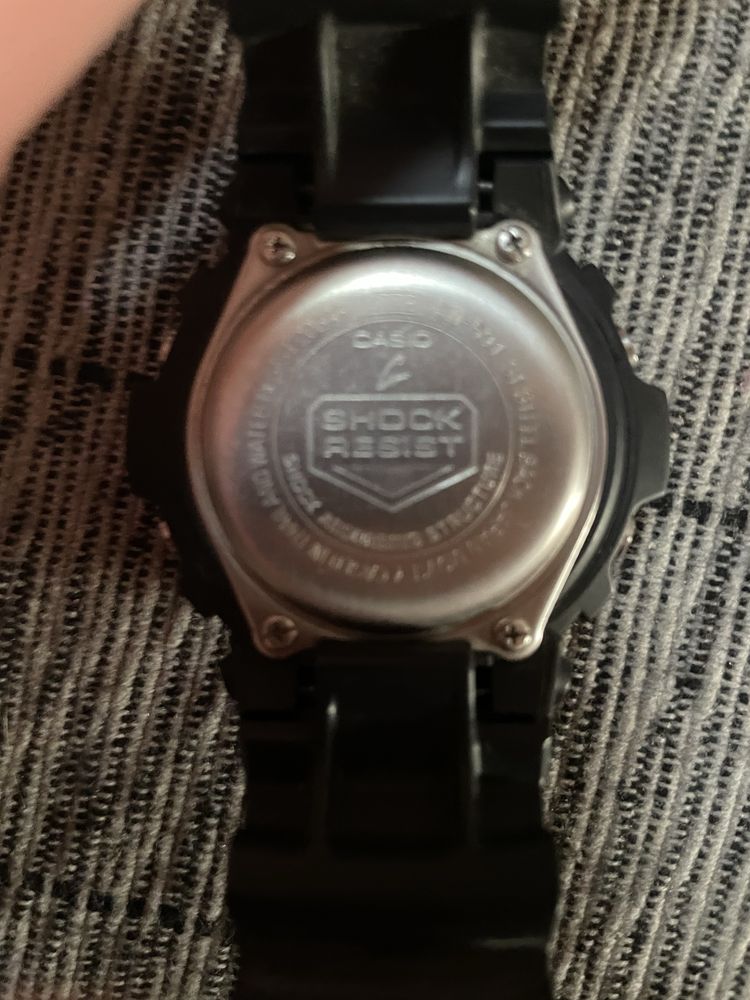 Часовник G shock