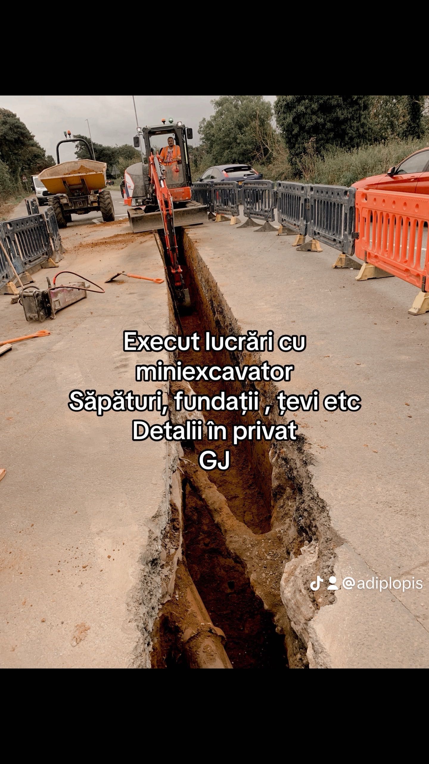 Execut lucrări cu miniexcavator