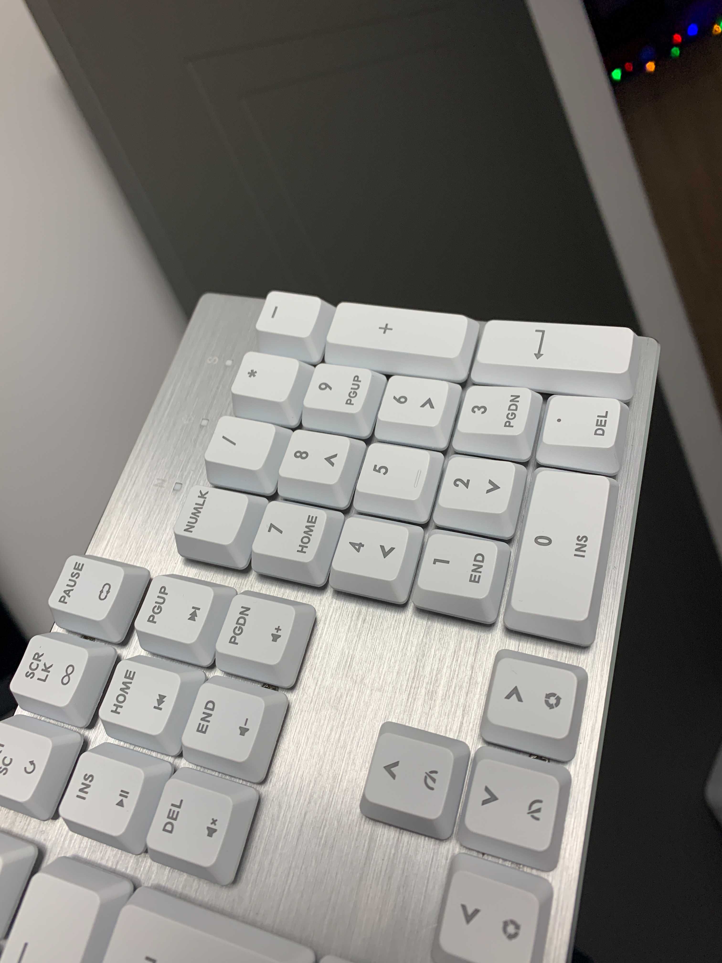 Tastatura mecanica Cooler Master SK652 RGB Alba cu switch rosu liniar