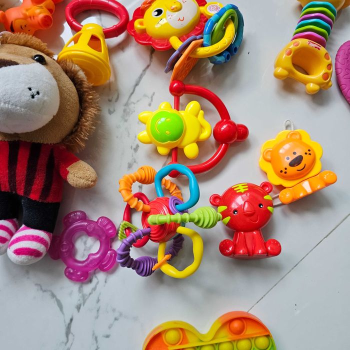 Лот играчки дрънкалки и гризалки