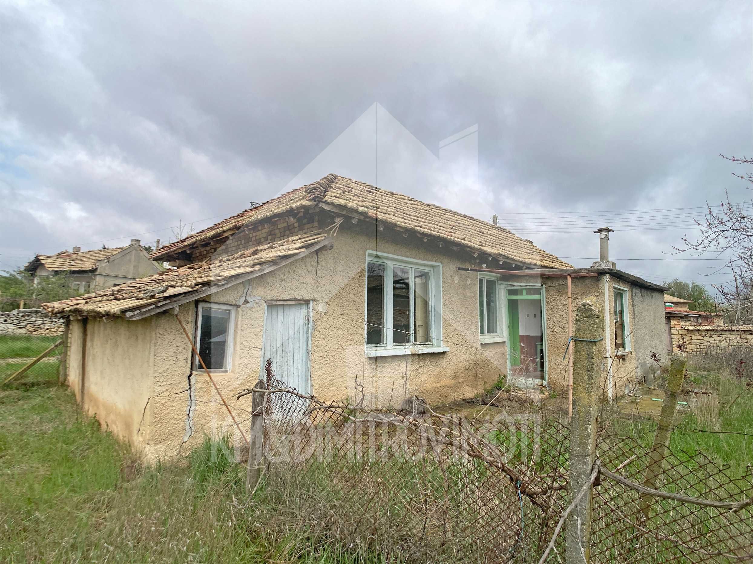 ПРОДАВА тухлена къща с равен 1,2 ДКА ДВОР в с. Мировци (обл. Шумен)