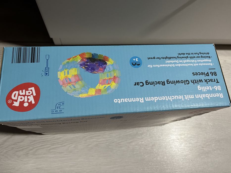 Pista de curse cu o masina de curse cu lumina