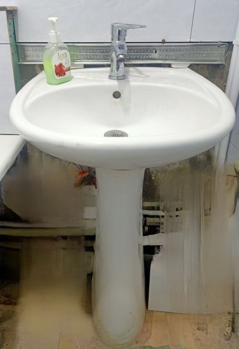 Раковина на ножке, со смесителем б/у