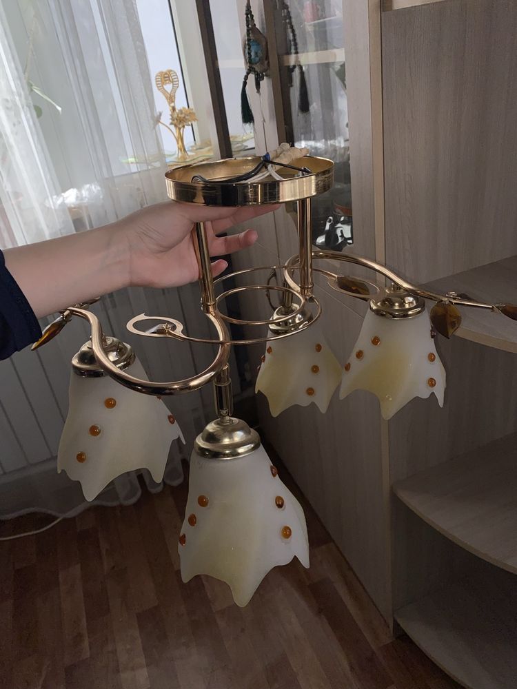 Продам люстру