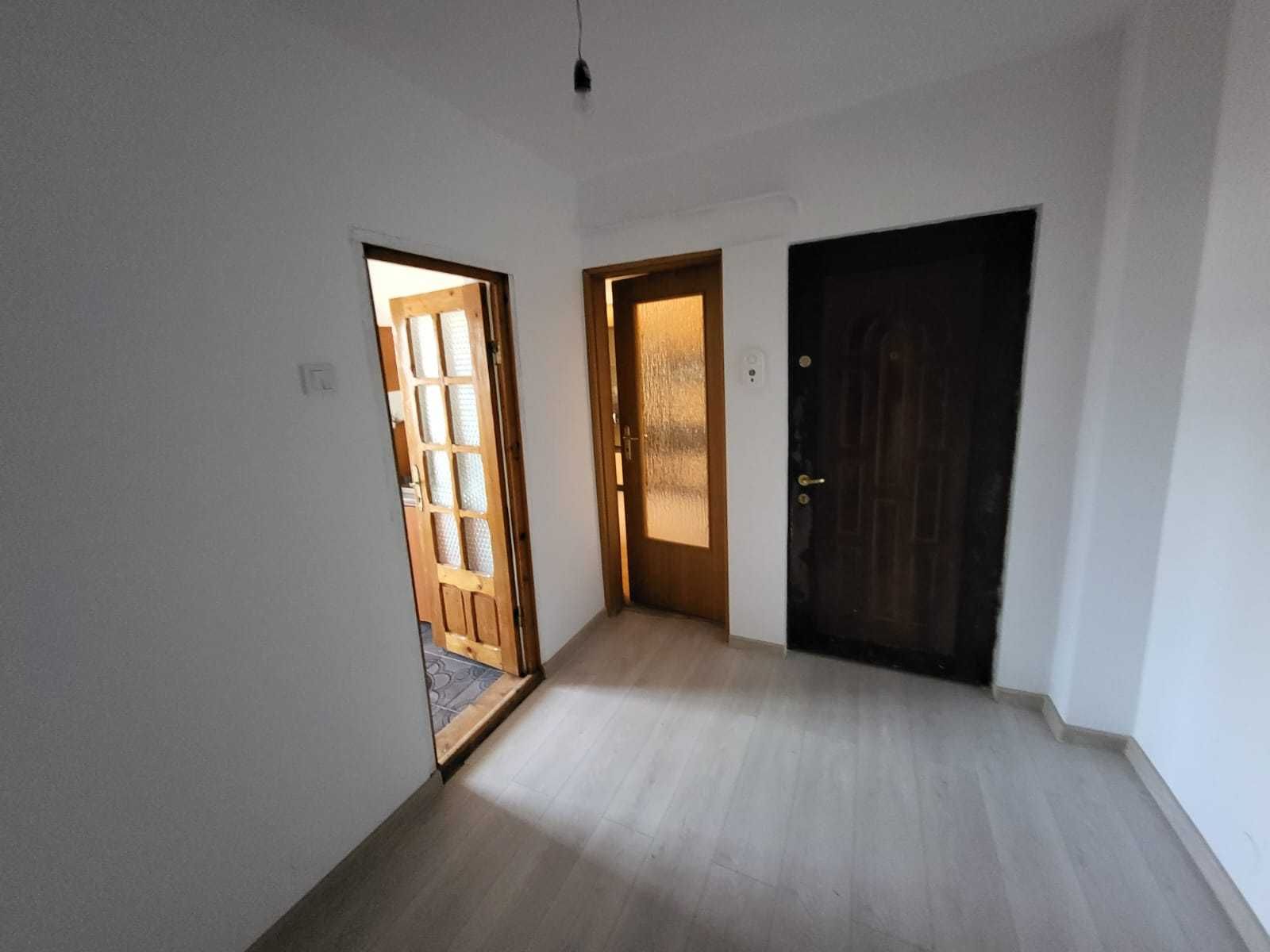 De vânzare apartament cu 3 camere zonă centrală Tg. Frumos