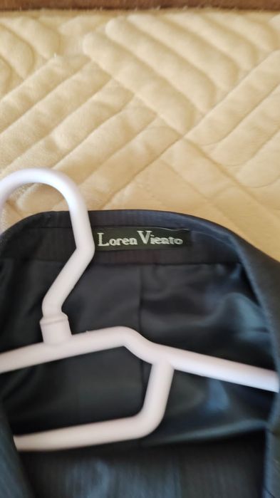 хороший костюм в идеальном состоянии.