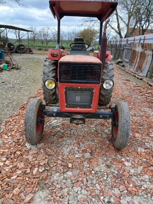 Tractor U445, an 2001