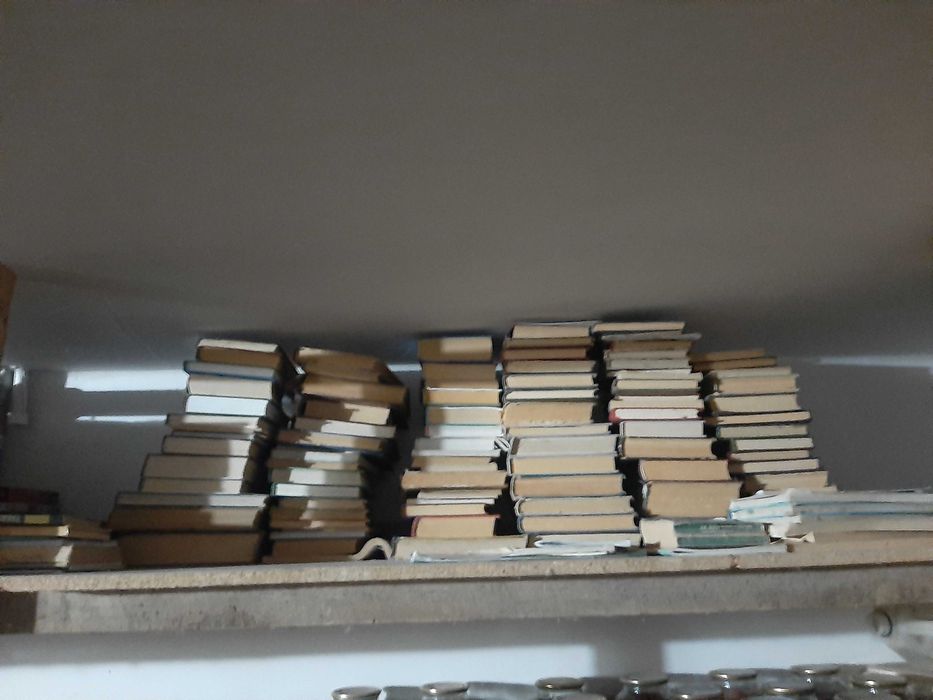 Китоблар  сотилади тиббиётдан ва физикадан совет даври китоблари