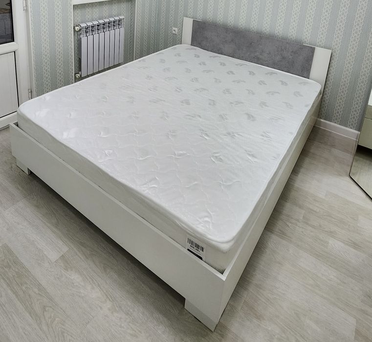 Продаю кровать с матрасом