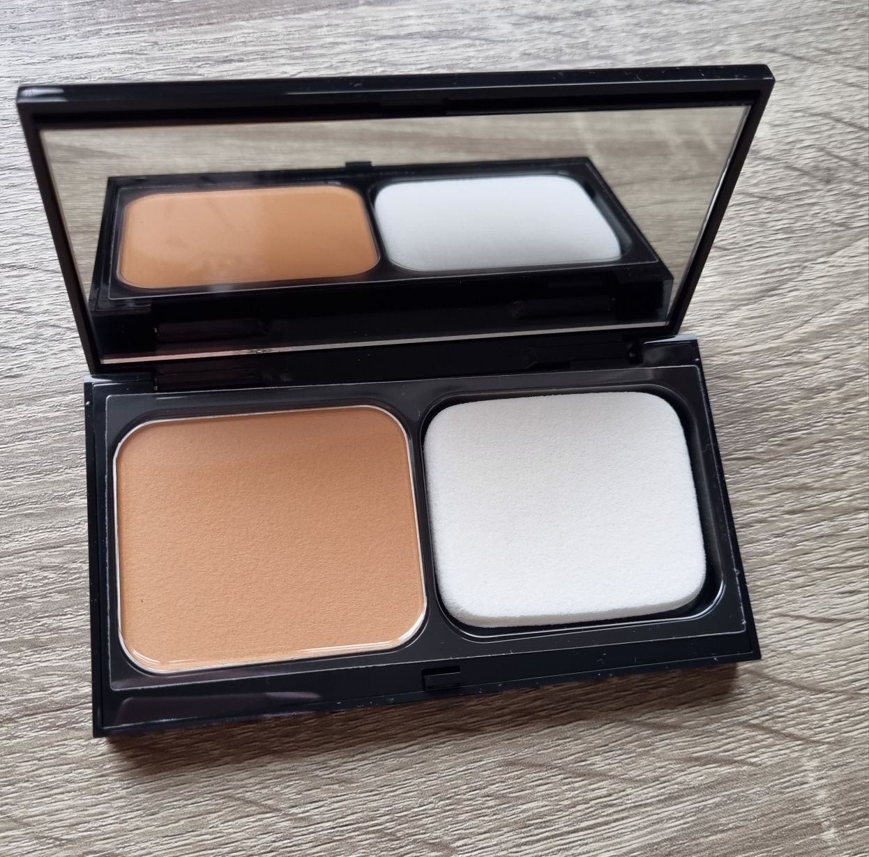 Fond de ten compact Bobbi Brown NOU