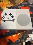 Vând xbox one S + jocuri