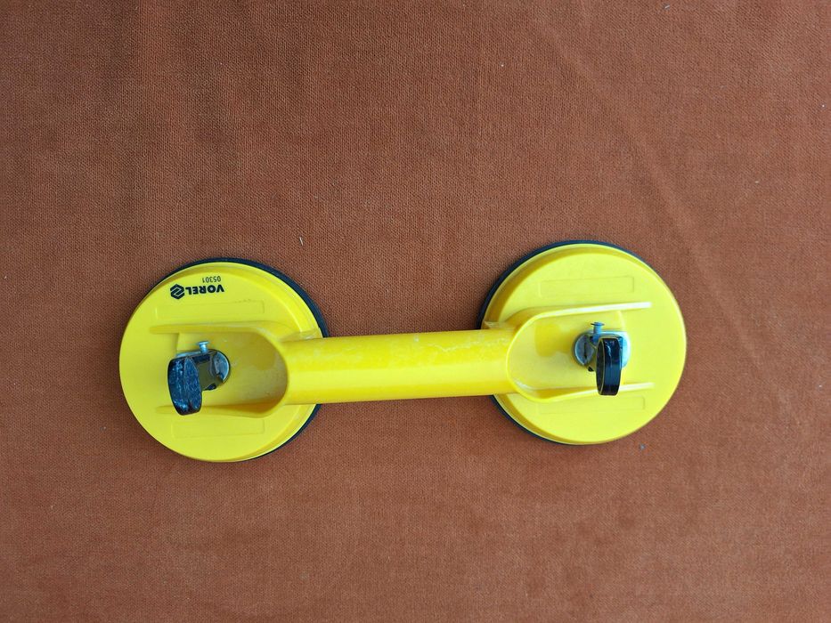 Dispozitiv cu ventuza dubla pentru transportarea sticlei