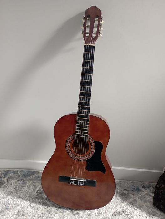 Продам Гитару, Почти новая, фирма Alau